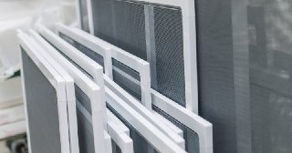 Москитные сетки на пластиковые окна Кингисепп купить по цене от 945 руб.